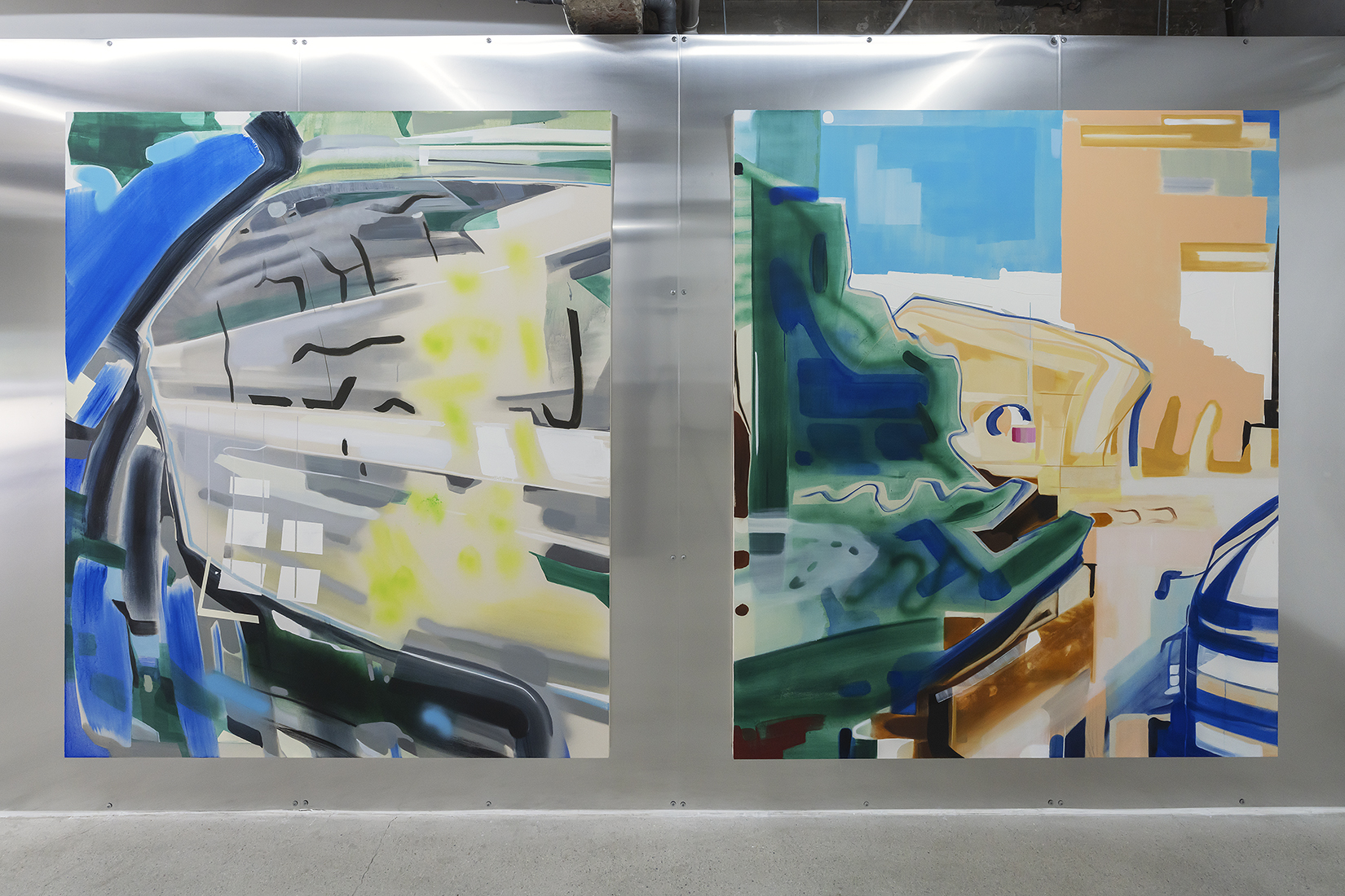[왼]김세은, 터널 비전 Vision Tunnel, 2025, water mixable oil and acrylic spray paint on canvas, 200x172x3cm. [오] 김세은, 구조의 시작 Born against, 2025, water mixable oil and acrylic spray paint on canvas, 200x172x3cm.